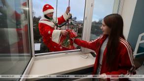Флешмоб от Снегурочек и Деды Морозы с крыши. Как поздравили маленьких пациентов больницы в Гродно
