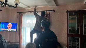 В выходные гродненские спасатели провели масштабную профилактическую работу в регионе: смотрите, как живут простые белорусы в домах с печами