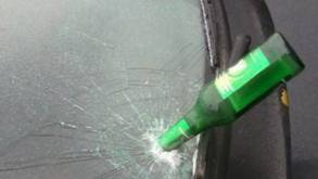 Жительница Новогрудка выбросила бутылку в окно, а та приземлилась на автомобиль: возбуждено уголовное дело