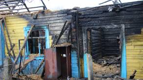 Дом сгорел практически полностью: в деревне Погорелка под Кореличами автономный пожарный извещатель спас жизнь семье