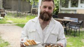 Бургеры из улиток: зачем семья из Кореличей разводит моллюсков