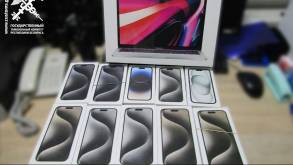 Десяток новых айфонов и MacBookPro нашли гродненские таможенники у водителя рейсового автобуса