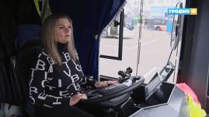За рулем гродненских троллейбусов работает все больше женщин: спрос на водителей общественного транспорта неумолимо растёт