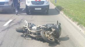 Неправильно выбрал дистанцию: в Гродно мотоциклист оказался в больнице после столкновения с микроавтобусом