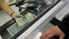 Белорусы продолжают нести в обменники больше валюты, чем покупают там