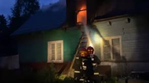 Ночью на окраине Гродно горел дом: проезжавший мимо очевидец остановился и разбудил людей