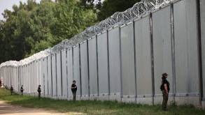 «Он сегодня требует сотни миллионов злотых»: польский премьер заявил, что забор на границе с Беларусью себя не оправдывает