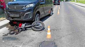 В Гродно на тихой улочке мотоциклистка попала под колеса микроавтобуса. Кто виноват в аварии?