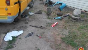 Машина упала с домкратов: в Мостовском районе микроавтобус придавил ремонтировавшего его мужчину, он погиб