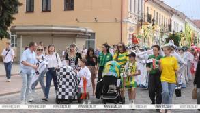 На ракете и в печи: парад детских колясок прошел в Гродно