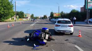 В Гродно разбился мотоциклист: сзади протаранил авто, идущее на разворот