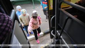 В Минске школьники (даже иногородние) могут бесплатно ездить в общественном транспорте круглый год, а в Гродно только на время учебы