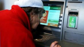 Останутся без денег? Похоже, в Беларуси не все успели открыть базовые счета для пенсий и пособий