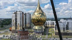 На православный храм в микрорайоне Девятовка установили золотой купол