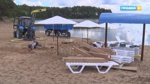 На пляже Юбилейного озера под Гродно появились зонты и шезлонги: их будут сдавать в прокат (цены)