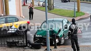 Авария у Фарного костела в Гродно: автомобиль протаранил ограждение на Карла Маркса