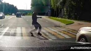Затор, невнимательность и спешка водителя едва не стоили жизни пешеходу в Гродно (видео)