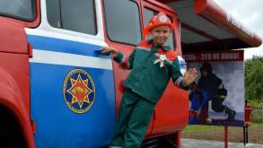В Новогрудке установили автобусную остановку, сделанную из... пожарной машины