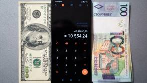 Белорусы все еще сдают в обменники больше валюты, чем покупают: статистика Нацбанка