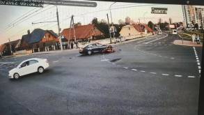В Гродно разбился мотоциклист: молодой водитель на Lexus совершил поворот в запрещенном месте, это попало на запись уличной камеры