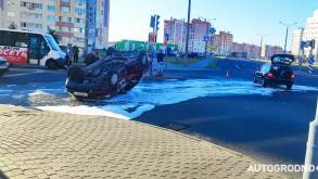 Рано утром на пустом перекрестке на Ольшанке в Гродно столкнулись автомобили: один из них перевернулся на крышу