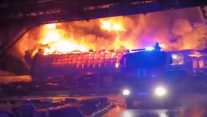 Ночью в Лиде из-за удара молнии на «Лакокраске» горел склад: тушили 12 пожарных расчетов