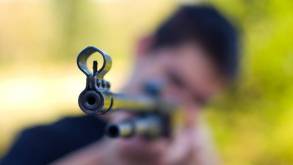 В Слониме пьяный мужчина выстрелил из пневматической винтовки в молодых людей: они же его и скрутили, удерживая до приезда милиции
