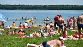 Слишком много отдыхающих? На одном из самых популярных озер Гродненской области запретили купаться детям