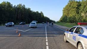 Под Волковыском автомобиль снес молодого велосипедиста, который выезжал на трассу в наушниках