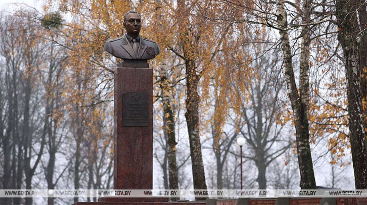 В Гродно установили памятник генералу Антонову