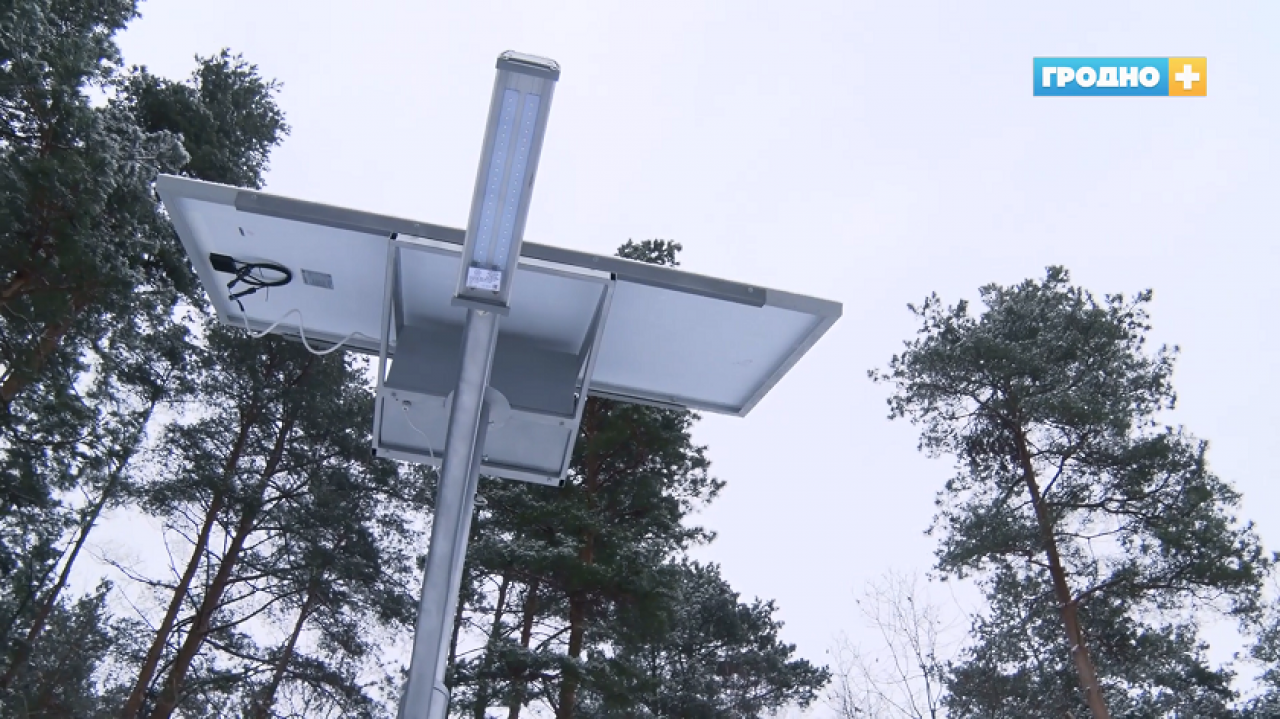 В Гродно на въезде в микрорайон Погораны-Кошевники установили три экспериментальных светильника на солнечных батареях