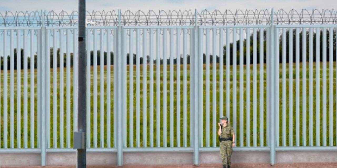 В три смены: Польша будет строить забор на границе с Беларусью круглосуточно