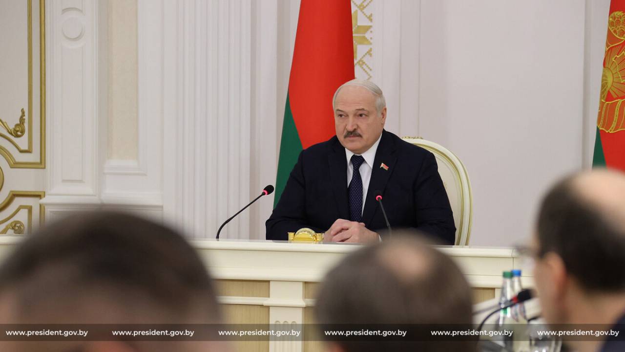 «Мы должны были ответить огнем»: Лукашенко напомнил про штурм границы мигрантами в «Брузгах»