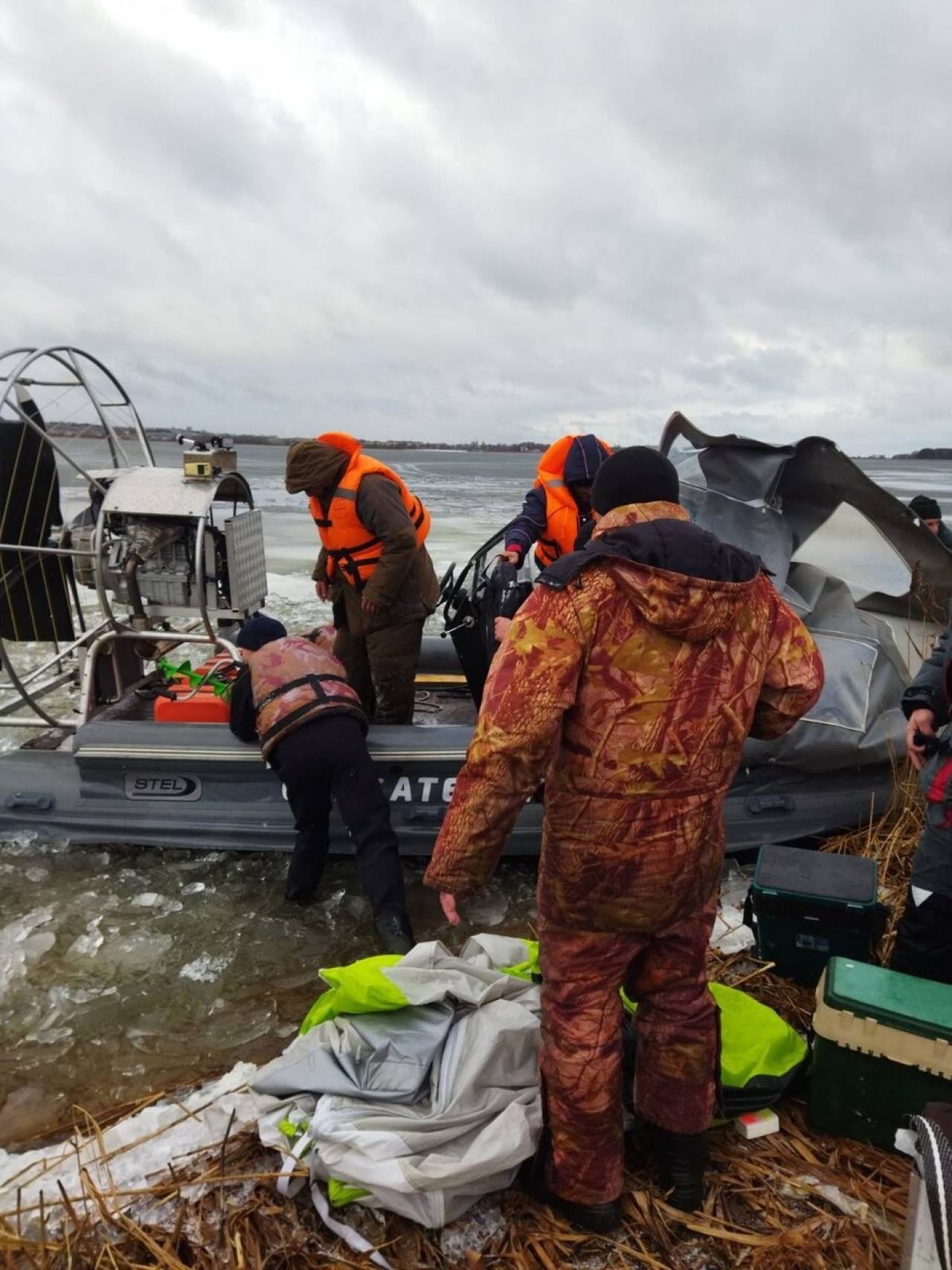 На водохранилище в Зельве ветром оторвало льдину с 6 рыбаками: людей спасли