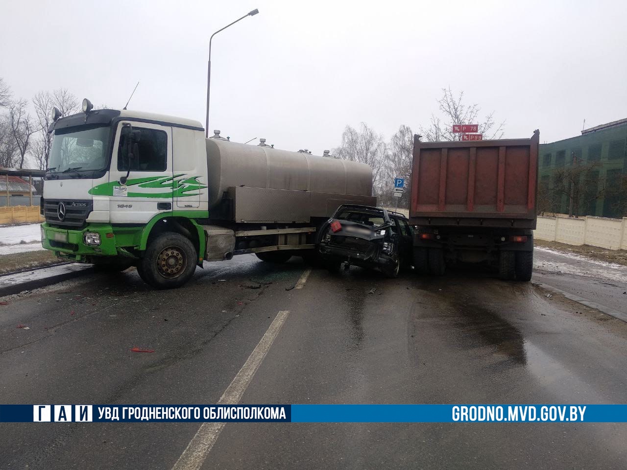 В Волковыске в результате ДТП легковушку зажало между двух грузовиков: Ее водитель отделался лишь ссадинами и царапинами