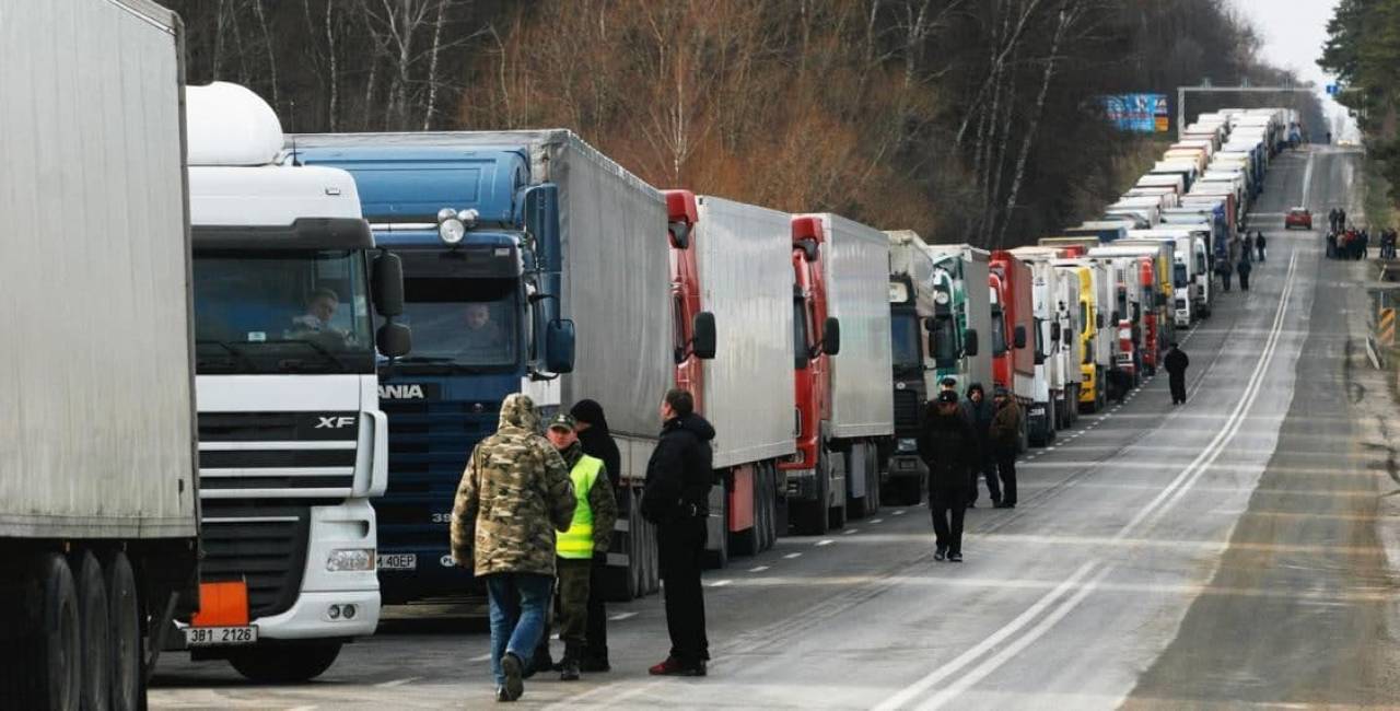 В Бобровниках очередь из грузовиков в сторону Беларуси растянулась на 37 километров