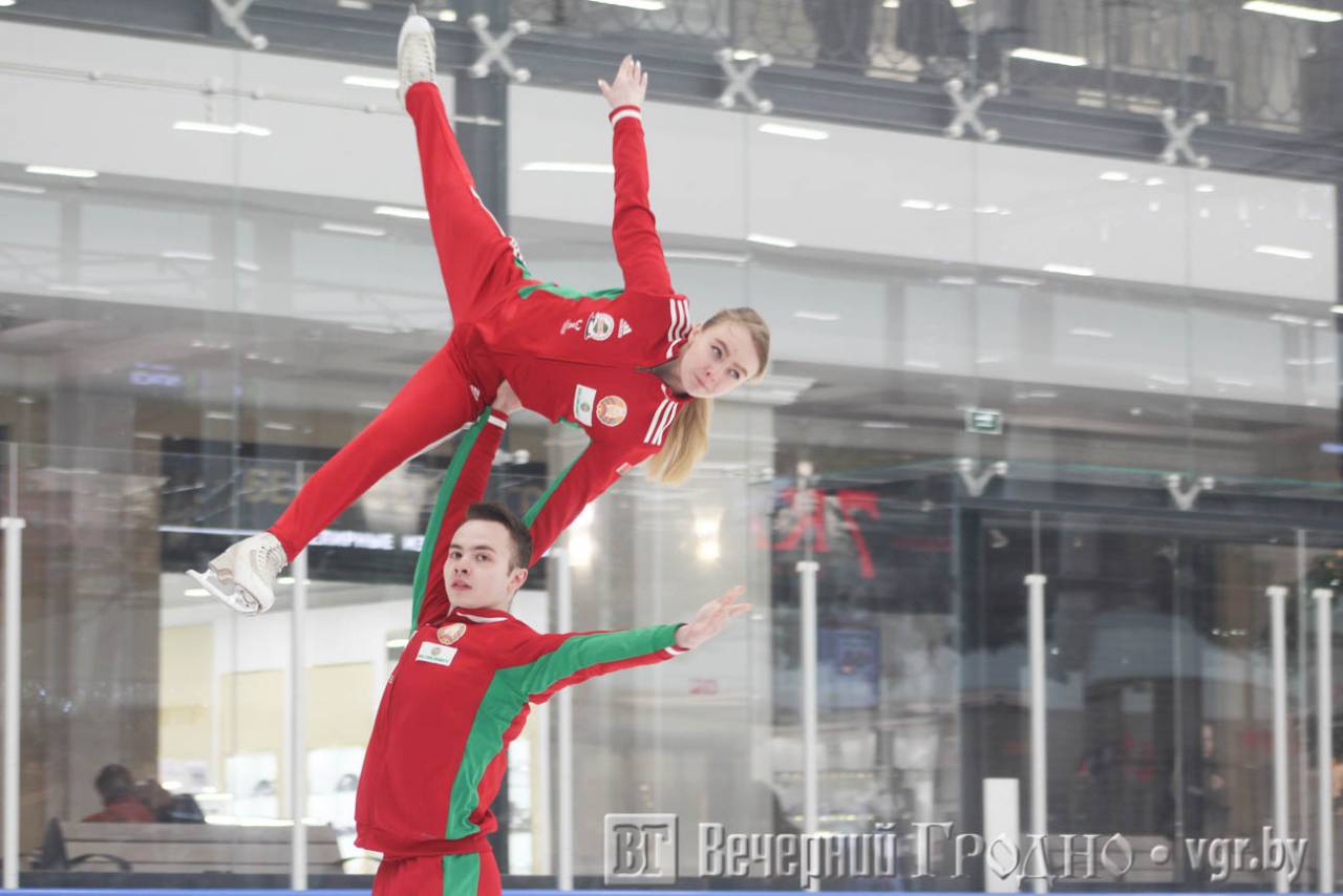 В Гродно приехал олимпийский чемпион по фигурному катанию — он хочет, чтобы школьники умели кататься на коньках