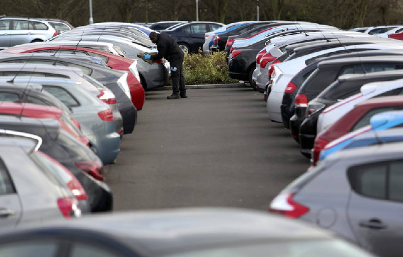 «Спрос и предложение падают наперегонки». Что ждет автомобильный рынок Беларуси