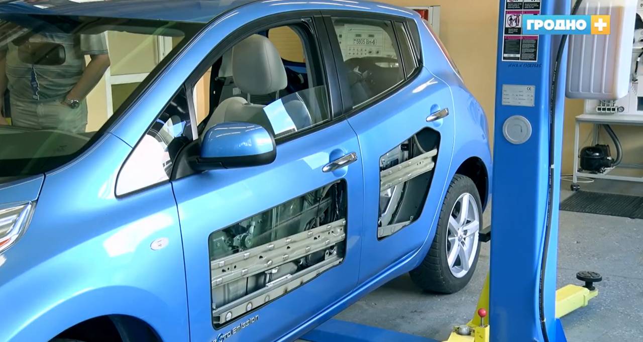 Разрезанный Nissan Leaf: в ГрГУ появился первый в стране обучающий стенд электромобиля