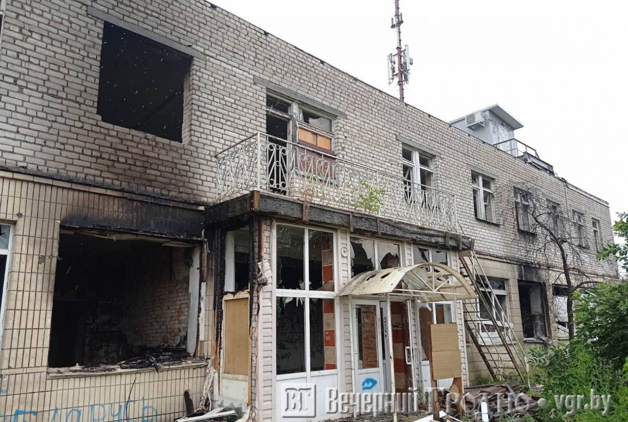 В Гродно горел заброшенный бассейн «Лазурный». Смотрите, какие последствия оставил пожар