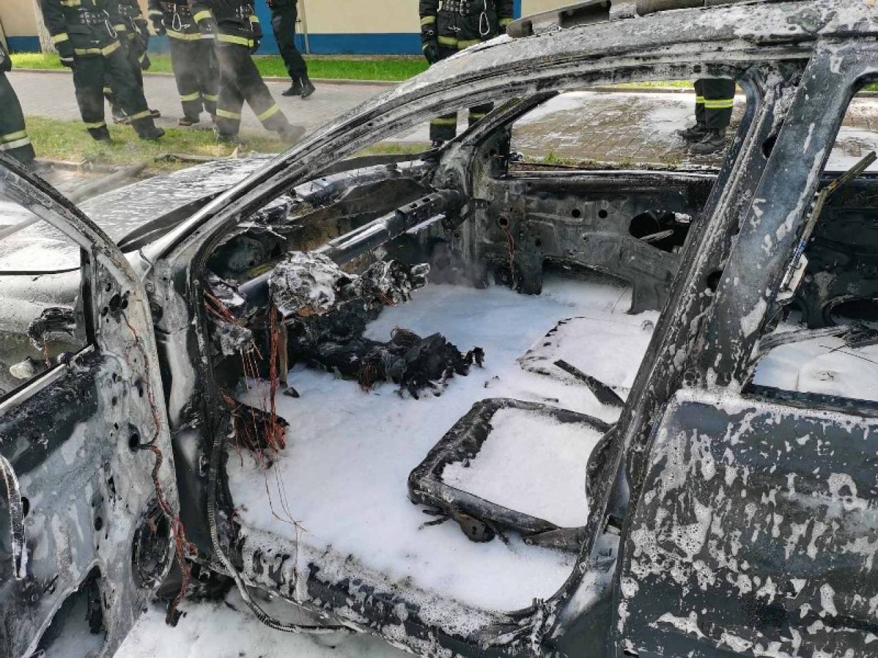 Автомобиль уничтожен полностью: в Лиде прямо на ходу загорелся старенький Opel