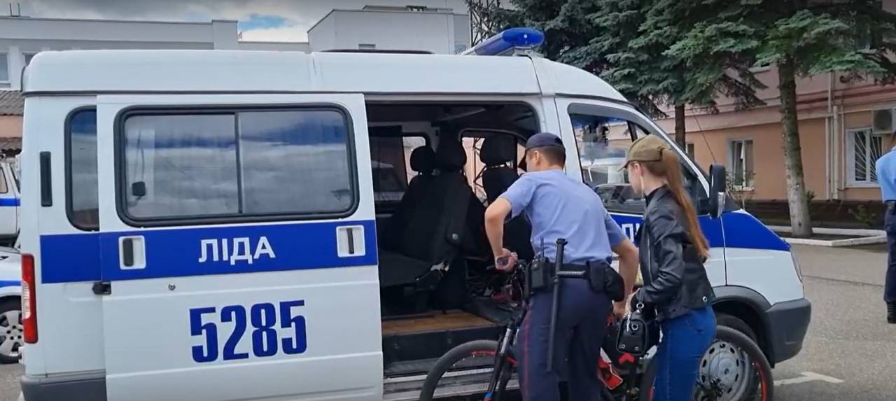 В Лиде переодетые милиционеры патрулируют улицы на велосипеде. Роль «велосипедистки» выполняет девушка