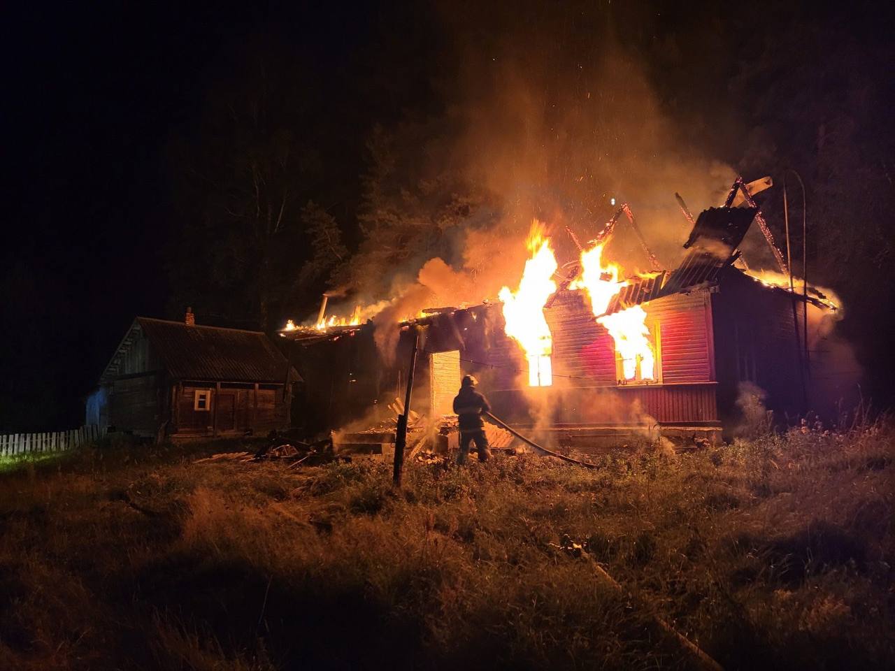 В деревне под Лидой горел дом: заживо сгорели два человека
