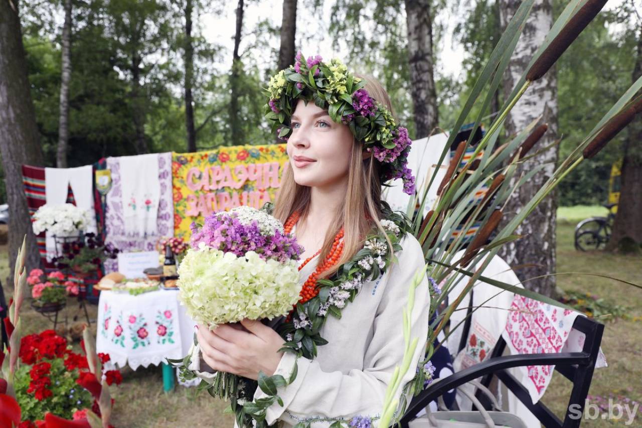 Цветочные костюмы, соломенные скульптуры и граффити: в Желудке прошёл фестиваль цветов