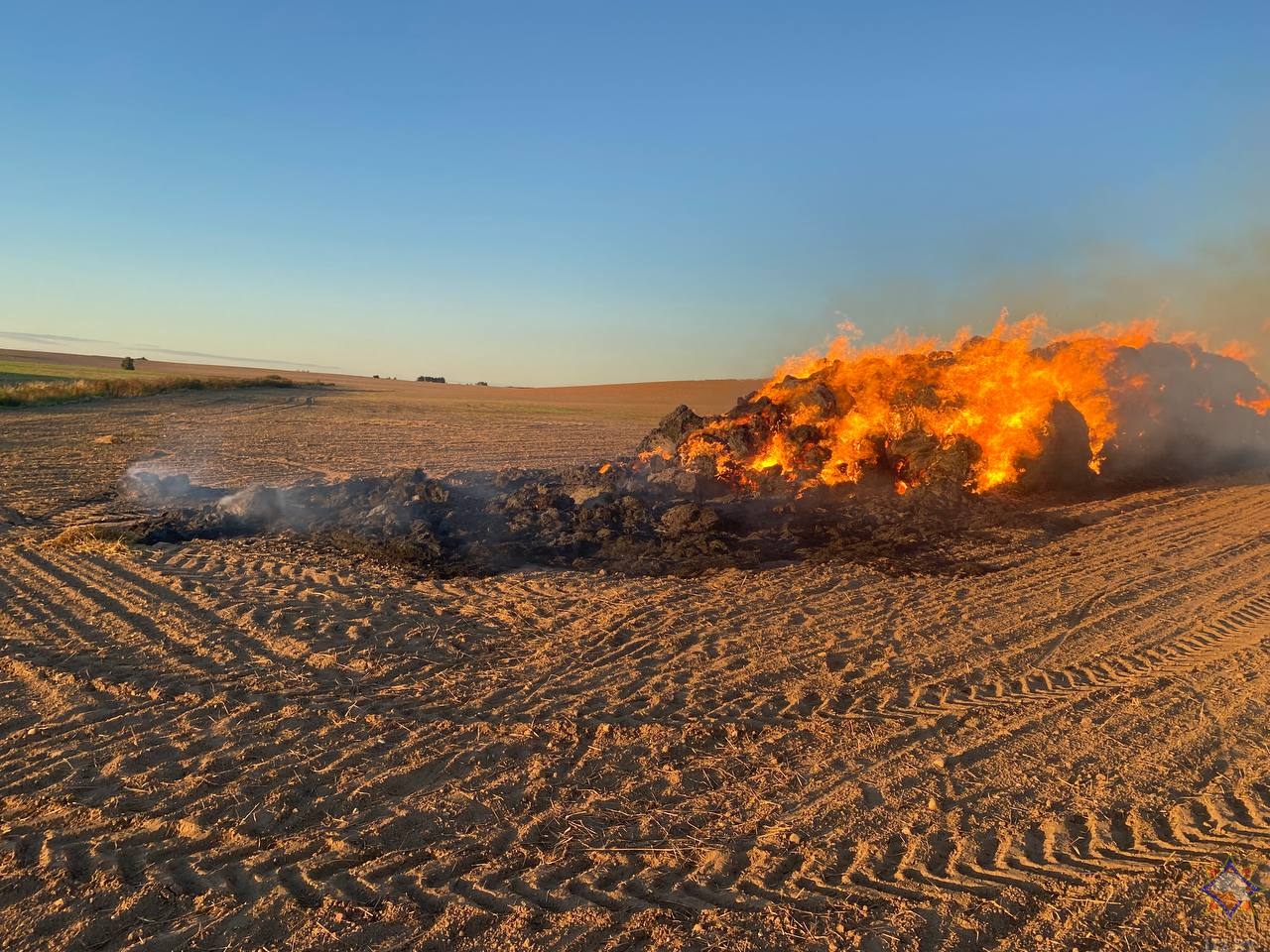 Бросали спички: под Гродно дети сожгли 145 тонн соломы