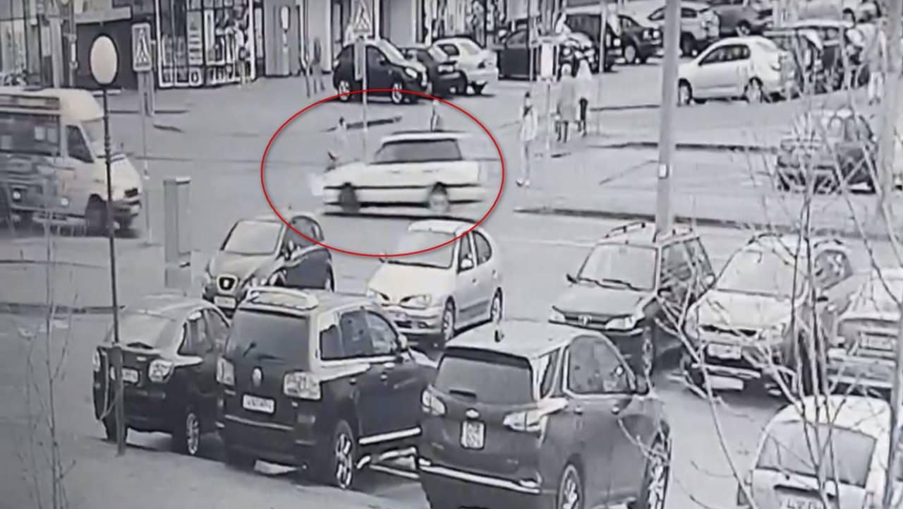 На Ольшанке в Гродно ребенок попал под машину — побежал на «красный», а потом вдруг рванул обратно