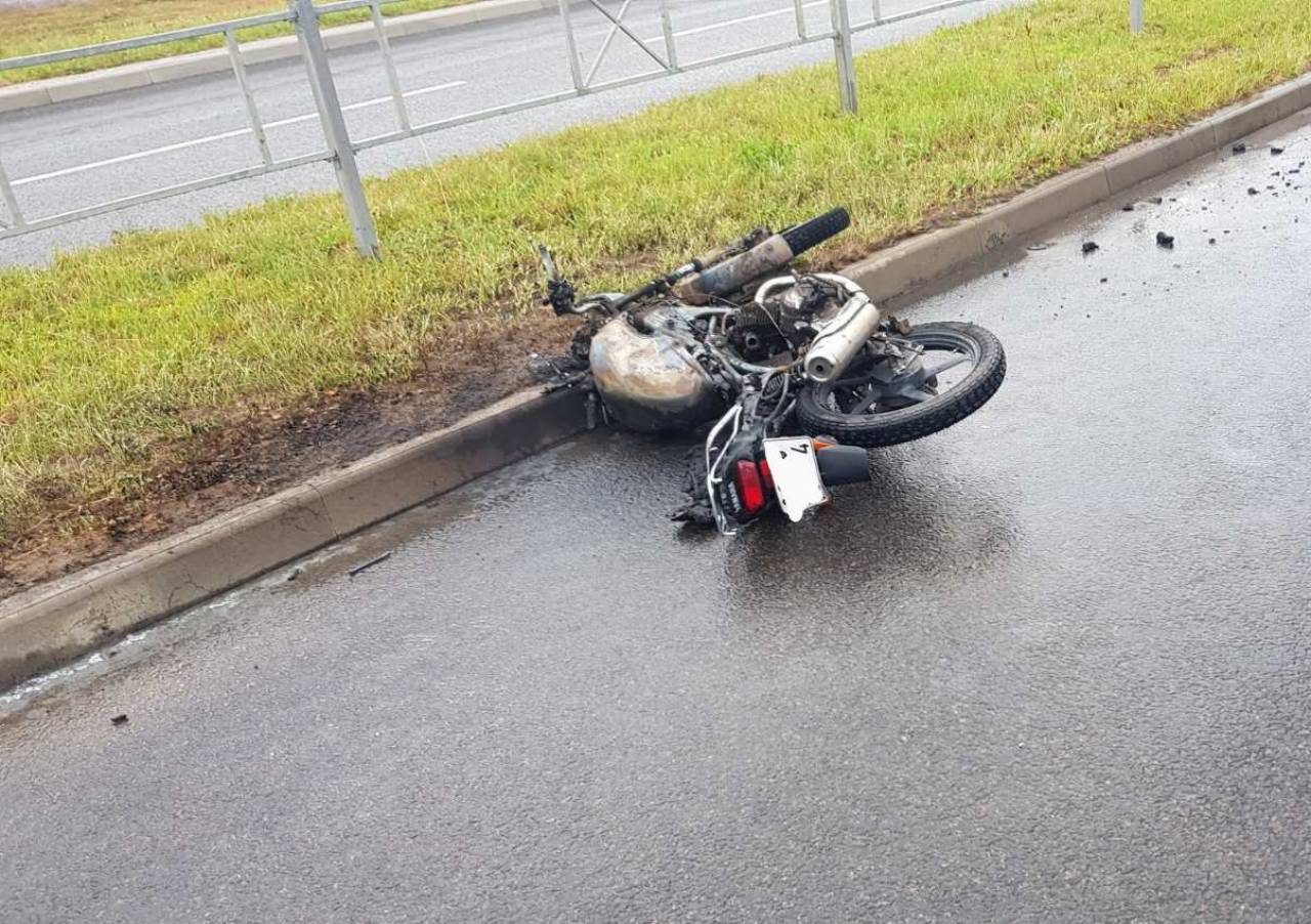 После удара мотоцикл загорелся: в Сморгони погиб мужчина, влетевший под легковушку