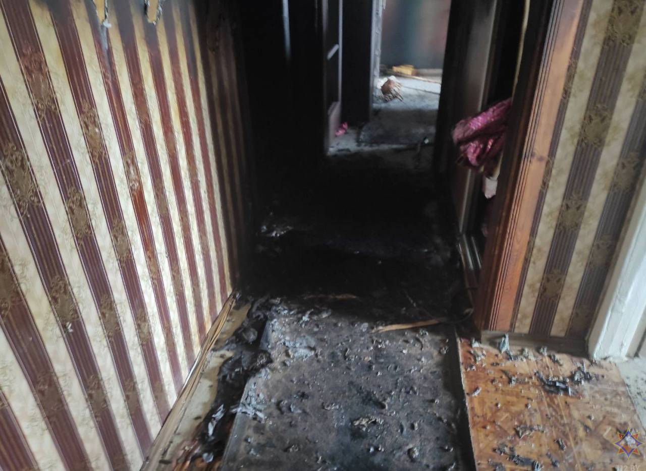 Трагедия в Волковыске: на пожаре в многоэтажке погиб пенсионер, его супругу и внучку спасли