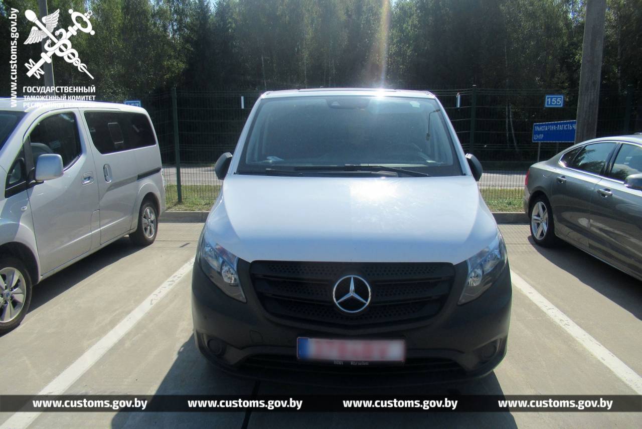 Перевозчик хотел сэкономить 24 тысячи рублей: гродненские таможенники посчитали, что ввозимый в Беларусь Mercedes должен стоить дороже