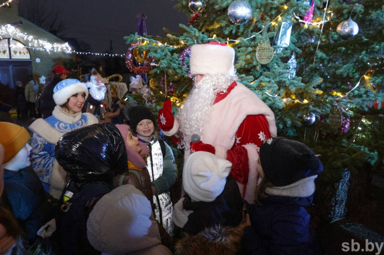 Фотофакт: в Гродно открылось поместье Деда Мороза